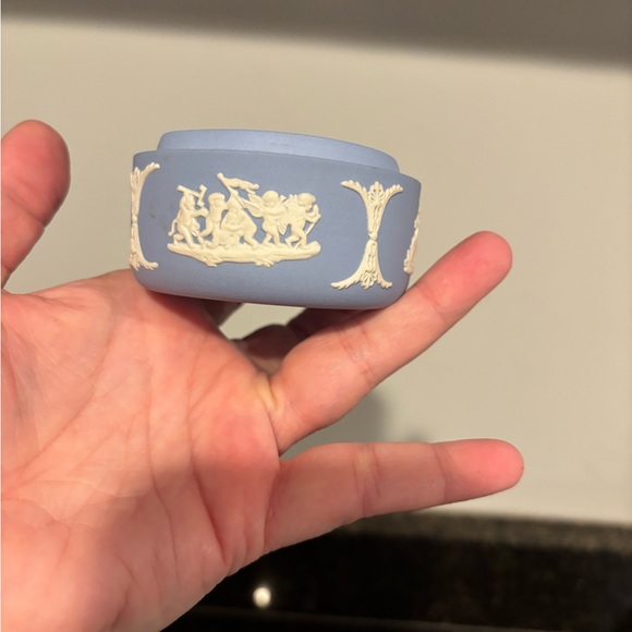 Small Lidded Blue Jasperware Trinket Dish - Picture 6 of 9